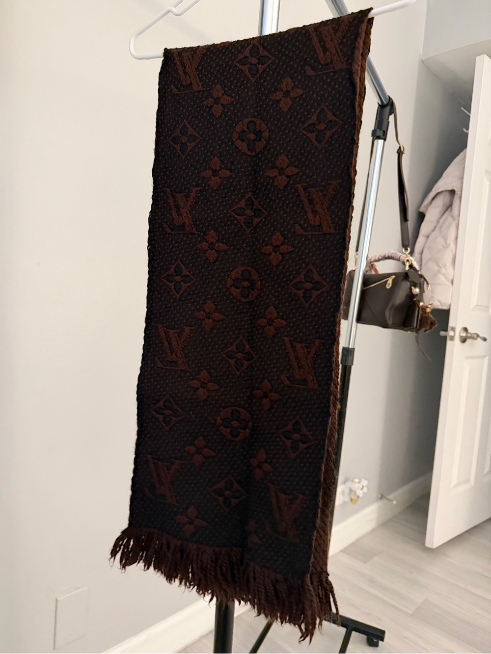 Louis Vuitton Logomania Scarf - Preloved 🤎 - Picture 4 of 9